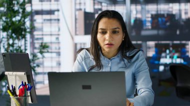 CEO iş baskısının ve proje başarısızlığının endişesini hissediyor, birden fazla finansal hedefi yönetiyor. Zorluklarla ve karşılanmamış hedeflerin hayal kırıklıklarıyla yüzleşirken stres artıyor. Kamera A.