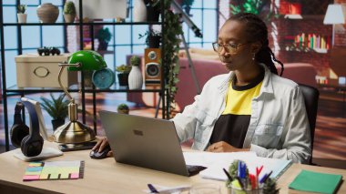 Evrakları internet şirket dosyalarıyla karşılaştırmak için merkez ofisteki bilgisayarı kullanan bir telgrafçı. Not defterine yazı yazan uzaktan çalışan, evrak belgelerini girenler, kamera A