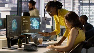 Yapay Zeka öğrenme modellerini performans ve doğruluk için optimize etmek için deneyler ve testler yapan yönetici ve iş arkadaşı. Bilgi işlem uzmanlarından oluşan bir ekip yapay zeka verilerini analiz ediyor. Kamera A