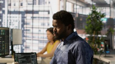 Veri bilimci karmaşık problemleri çözen makine öğrenme API 'leri geliştiriyor ve sürdürüyor. Dil işleme, kamera A gibi görevleri yerine getirebilecek öngörücü modeller yetiştiren adam.