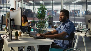 Belden aşağısı felçli bir adam hataları düzeltmek için kod incelemesi yapıyor. Potansiyel performans ve yazılımla ilgili teknik sorunları tespit ediyor. Tekerlekli sandalye optimizasyon kodunda engelli bilişim uzmanı, kamera B