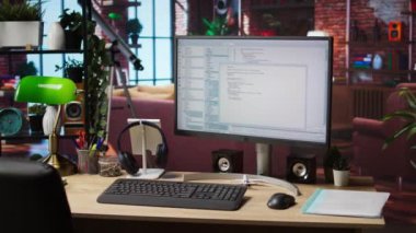 Geliştirme aracı uygulaması üzerine PC çalışma istasyonu ekranında yazılmış kod satırları. Oturma odasındaki bilgisayar ekranında görüntülenen yazılım programlama dili hata ayıklama işlemi