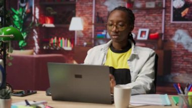 Yorgun tele-işçi çok çalışıyor, iş için çok fazla çalıştıktan sonra ara veriyor. Yorgun kadın evde dinlenmek ve enerjisini geri kazanmak için işi durduruyor, pencereden dışarı bakıyor, kamera B