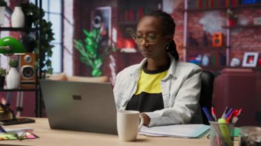 Merkez ofisteki kadın dizüstü bilgisayarla çalışırken kendini yorgun hissediyor. Uzaktan kumandalı apartman çalışanı sırt ağrısı çekiyor, acıyı hafifletiyor, not defterindeki görevleri çözüyor, kamera B