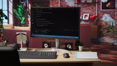 Ev çalışma alanında PC ekranında gösterilen programlama dili kod düzenleyici yazılımı, çeşitli dijital çözümlere güç veren kodların teknoloji güdümlü işbirliği ve vurgulama çizgilerini gösteriyor