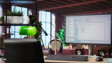 Yazılım geliştirme ve kodlama PC 'de yapılıyor, algoritmalar uygulanıyor. Uygulamaları geliştirmek ve performansı optimize etmek için kullanılan ev ofisindeki bilgisayar ekranında kod düzenleyici