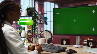 İş vardiyası sırasında izole ekran PC görüntüsü kullanan, masadaki verileri analiz eden, raporları derleyen bir telgraf çalışanı. Uzaktan çalışan krom anahtar bilgisayarda görevler yapıyor, daktilo bilgisi, kamera A