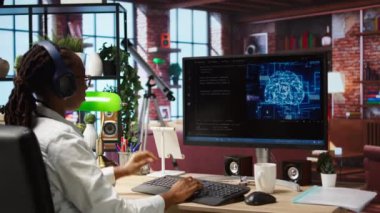 Yazılım geliştiricisi kulaklık takıyor evdeki bilgisayarı kullanarak insan beyni simülasyonu yapıyor. BT uzmanı müzik dinliyor ve yapay zeka ile çalışıyor. Derin sinirsel ağlar, kamera A