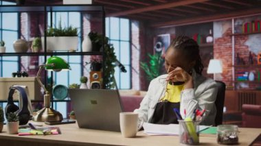 Dairesinde çok fazla çalışan, rahatlamaya çalışan, dizüstü bilgisayarla çok çalıştıktan sonra gözlerini kapatan bir serbest çalışan. Uzaktan kumandalı işçi göz yorgunluğu çekiyor, evde çalışırken aşırı uyarılmış, kamera A