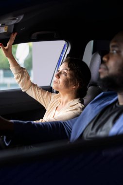 Galeride araç almak isteyen bir çift test sürüşü sırasında arabanın durumunu değerlendiriyor. Galerideki müşteriler otomobili analiz ediyor, iç özellikleri kontrol ediyor, satın almak için neden arıyorlar.