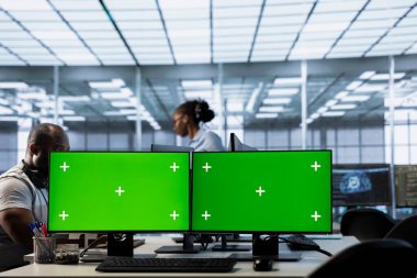 Sunucu merkezi işleme verilerinde çalışan mühendisler tarafından kullanılan çoklu monitör bilgisayar kurulumu. Çalışanların ağ kaynaklarını kontrol eden sunucuları güncellemek için kullandıkları bilgisayar görüntülerini düzenle