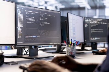 Veri merkezi teknisyeni PC üzerinde programlama dilleri kullanarak algoritmalar kuruyor ve uygulamalar geliştiriyor. Sunucu merkezi IT profesyonel hata ayıklama ve en iyi hale getirme kodunu kapat