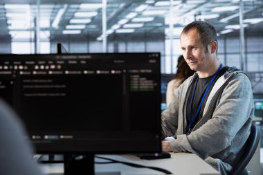 Veri merkezinde bilgisayar bilimci ağ yönetimi becerilerini kullanarak bilişim altyapısını yönetiyor ve optimize ediyor. Sunucu odası çalışanı yükseltme ekipmanı, işletme maliyetlerini düşürme