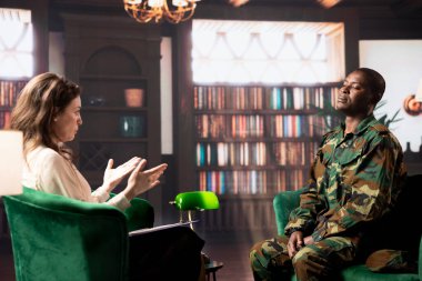 Psikiyatrist danışmanlık oturumunda savaş gazisine destek veriyor. Endişe ve savaş bunalımından muzdarip. Savaş hatıralarıyla, travmatik tecrübelerle uğraşan bir asker..