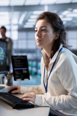 Sunucu merkezindeki programcı endüstri standartları ve düzenleyici gereksinimlere uymayı sağlıyor. Veri Merkezi bilişim uzmanı, sahte saldırılara karşı güvenlik denetimleri yürütüyor.