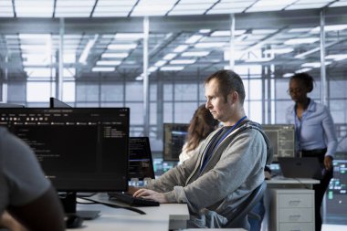 Sistem yöneticisi veri merkezi varlıklarını ve bilgilerini korumak için siber güvenlik önlemleri uyguluyor. Operasyonel etkinliği arttırmak için sunucu merkezindeki adam çalışma alanı izleme ve ölçümleri analiz ediyor