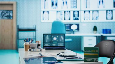 Hasta bakımı ve tedavisi için tasarlanmış modern tıbbi ekipmanlarla dolu geniş ve boş bir sağlık ofisi. Muayenelerin önemini steteskopla vurgulamak.