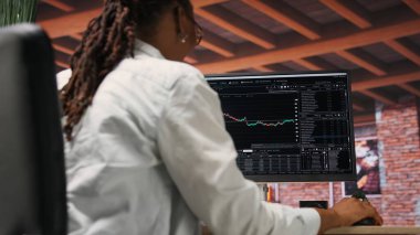 Bilgisayarı kullanan mutlu bir tüccar, iyi performans gösteren hisse senedi alıp kârla sattıktan sonra tatmin oluyor. Borsa portföyü ve kamera B 'den para kazandıktan sonra neşeli Forex tüccarı sevindi.