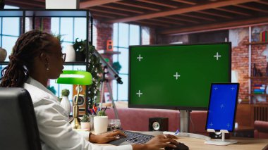 Evdeki öğrenci izole ekran bilgisayarı ve tabletle internette geziniyor, ödev yapıyor. Dairesinde krom anahtar bilgisayar ve okul işleri için aygıt hakkında makaleler okuyan kız, kamera A