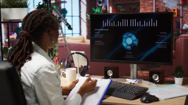 Meslek geliştirme için online öğrenim yapan öğrenci sunumu izlerken not alıyor. İnternet seminerinden bilgi toplayan kadın bilgisayar ekranı, kamera A