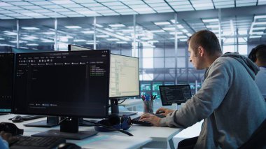 Teknisyen yüksek teknoloji sunucu odasına geliyor, monitörlerin verilerini analiz ediyor, kusursuz veri akışını sağlıyor. Adam veri merkezinde iş değişimine başlıyor, sistem bütünlüğü ve güvenliği sağlama, kamera B