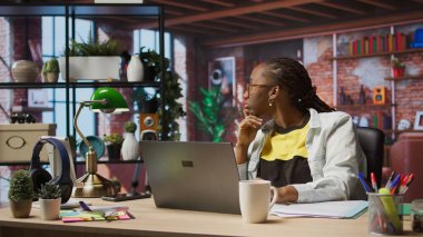 Uzaktan kumandalı çalışan evdeki laptopta yapılan işi düşüncelere daldırıyor. Apartman çalışanı sürekli tekrarlanan görevlerden sıkılmış hissediyor, not defterinden düşe çalışmayı durduruyor, kamera A