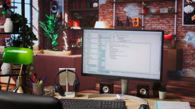 Yazılım programları geliştirmek için kullanılan bilgisayar ekranındaki programlama kodu. Uygulamalardaki hataları düzeltmek ve yeni özellikler uygulamak için kullanılan evdeki bilgisayardaki ikili betik, yelkeni kaldır