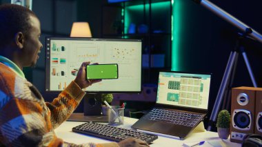 Uzman analist, kroma anahtarının yanında finansal değerlendirmeler sunuyor. Yetkili denge analizleri için muhasebe görevlerini çözüyor. Ekonomist danışman küresel kazançları tahmin ediyor. Kamera B.