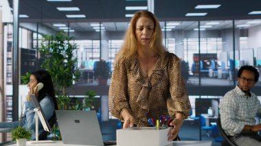 Sorunlu bir çalışan işini kaybediyor, eşyalarını topluyor, ofisinden ayrılıyor ve işsizlik konusunda endişeleniyor. Bir çatışmadan sonra kovulan kadın, kovuldu. Kamera A.