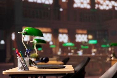 Boş kampüs kütüphanesi öğrencilerin okul ödevleri ya da sınav hazırlıkları, birincil kaynak materyalleri üzerinde çalışabilmeleri için belirlenmiş bir yer. Akademik kitap, bilgi ve eğitim koleksiyonu.