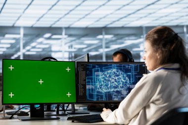 Sunucu merkezi çalışanı yeşil ekran bilgisayarı üzerinde çalışıyor, veri işlemek için yapay zekayı kullanıyor. Chroma Key PC 'deki IT programcısı sunucuları güncelliyor. Yapay zeka kullanarak ağ kaynaklarını kontrol ediyor.