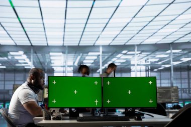 Veri depolama aygıtlarını onarmak için mühendisler tarafından kullanılan sunucu merkezindeki PC çoklu monitör kurulumu. İşçiler tarafından işletim yapan platformlara hizmet etmek için kullanılan krom anahtar bilgisayar