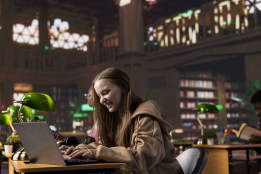 Kendini işine adamış mutlu bir kız kampüs kütüphanesindeki genel veritabanını kullanarak celpler ve özel bilgiler için bekar kağıdı araştırması yapıyor. Diploması üzerinde çalışan zeki bir öğrenci..