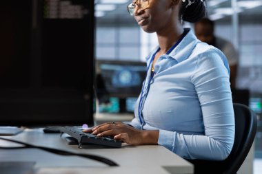 Veri merkezi varlıklarını ve bilgilerini korumak için siber güvenlik önlemleri uygulanıyor. İşlevsel etkinliği artırmak için sunucu odası ölçümleri denetleniyor ve analiz ediliyor