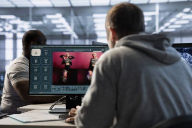 Sunucu merkezindeki teknisyen üretici yapay zeka web sitesi yapıyor difüzyon modeli algoritmaları kullanarak video üretiyor. Çalışan kodlama yapay zeka sanal asistanı klip üretiyor