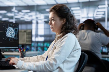 Makine öğrenme eğitimi için kullanılan yapay zeka veri merkezindeki bilgisayar bilimci programlama. Yapay zeka teknolojisini geliştirmek için bilgisayardaki sunucu merkezindeki bilgi işlem uzmanı.