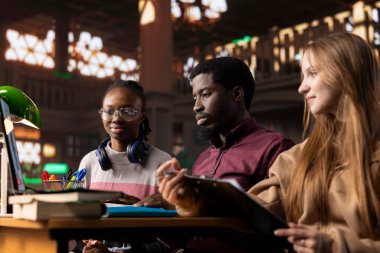 Öğrencilerin tıp bilimi ve farmakolojiyi öğrenip, sınavlara hazırlanmak için uzak teknoloji ve akademik kaynakları birleştirdikleri bir kütüphanede video konferans dersi. Tıp Enstitüsü.