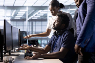 Veri merkezi programcılarından oluşan bir ekip algoritmalar oluşturmak ve uygulamalar oluşturmak için programlama dillerini kullanıyor. Sunucu merkezi çalışanlarından oluşan bir grup hata ayıklama ve kodu optimize etme üzerinde birlikte çalışıyor