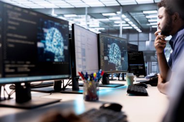 Veri merkezindeki bilgisayar bilimcileri hataları tespit etmek için yapay zeka sistemi izleme yazılımı kullanıyorlar. Makine öğrenme uzmanı AI sunucu çiftliği kurulum tamir ekipmanları