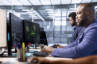 Veri merkezindeki ekip çalışması teknisyenleri PC ekranından bilgilendirme alıyorlar, bilgisayar korsanları tarafından kilitlendikten sonra sunucu dosyalarına erişmeyi başarıyorlar, fidye yazılımı kullanıyorlar, iş arkadaşlarından yardım alıyorlar.