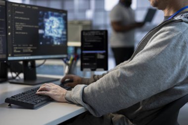 Veri merkezi performansını optimize etmek için yapay zeka teknolojisi kullanan programcı, kapat. Sunucu merkezindeki adam yapay zeka teknolojisini kullanarak operasyonları düzene sokuyor ve hassas noktaları doğru tahmin ediyor.