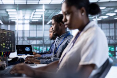 Veri merkezindeki bilgisayar bilimcileri hataları tespit etmek için teşhis araçları ve sistem izleme yazılımı kullanıyorlar. Bilgi işlem uzmanlarından oluşan bir ekip sunucu çiftliği kurulum onarım ekipmanları