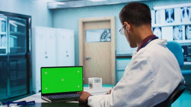 Hintli hekim krom anahtarın yanındaki tesiste çalışıyor. Modern teknolojiyi tarama ve sonuç için kullanıyor. Uzman, kayıtlara dayanarak profesyonel tavsiyelerde bulunuyor. Kamera B.