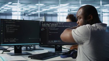 Sunucu odasındaki kötü yönetim programında gelişmiş ekipmanlar var. Grip kapmış ve hasta hissediyorlar. Veri merkezi raflarını onarmak için bilgisayar üzerinde kod yazarken öksürük ve soğuk algınlığı çeken geliştirici, kamera B