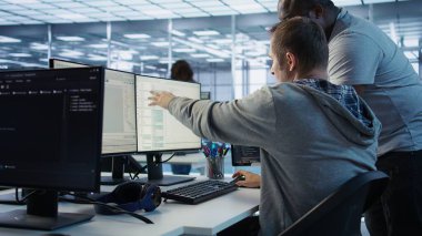 Programcı veri merkezinde bilgisayar üzerinde çalışırken, donanım enerji tüketimini izlemek için yöneticiden yardım istiyor. BT uzmanını denetleyen takım lideri sistem arızalarını kontrol ediyor, kamera B