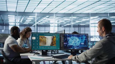 Ofisteki BT uzmanı AI difüzyon modeli uygulaması metni kliplere dönüştürüyor. Sunucu çiftliğindeki sistem yöneticisi yapay zeka üreten yazılımlar üretiyor. Kamera B