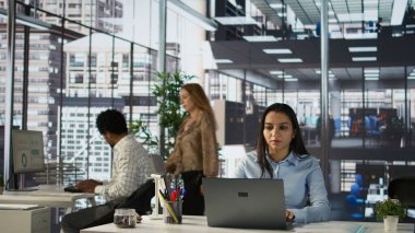 Ofisindeki Hintli bayan yönetici rapor yazma, finansal planlama ve teslim tarihi yönetimi üzerinde çalışıyor. Başarılı olmak için hedefleri ve hedefleri gözden geçiren uzman bir uzman. Kamera B.