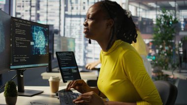 Yorgun Afrika kökenli Amerikalı programcı ofiste fazla çalışmaktan görme zorluğu çekiyor. İş yerindeki bir kadının gözlerini ovalamak için gözlük çıkarması, uzun süre bilgisayar ekranına bakması, kamera B