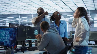 Yüksek teknoloji yapay zeka veri merkezinde hatalara yol açan hatalar üzerine ofiste savaşan çalışanlar. Yapay zeka süper bilgisayarlarına zarar verdikten sonra sunucu çiftliği işyerini savunan IT çalışanları, kamera B