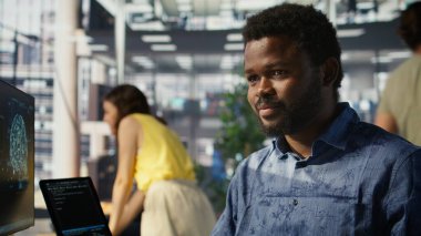 Veri girişi yapan, klavyede yazan, görevleri çözen bir adam. Çalışma alanındaki ofis görevlisinin kapanışı. Belgelerin kalite güvencesi beklentilerine ve standartlarına uygun olduğundan emin olun. Kamera B: